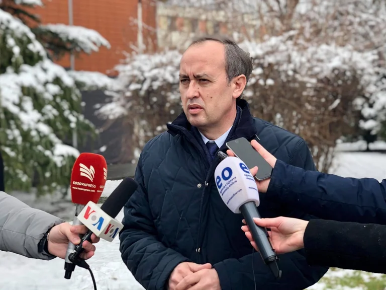 Moscertifikimi i Kurtit – Hoti: Askush që ka problem me ligjin s’mund të marr post publik
