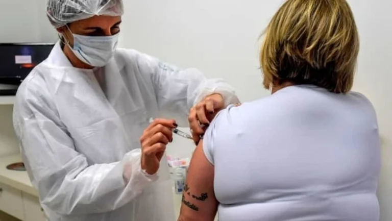 Mbi 100 milionë të infektuar në të gjithë botën, AstraZeneca: Nuk po shkelim kontratën