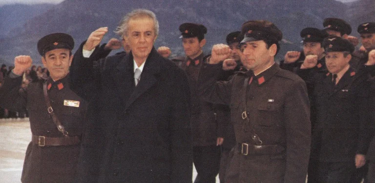 ”Vetëm Enver Hoxha mund t’i duartrokasë Kurtit për fjalimin e budallës”