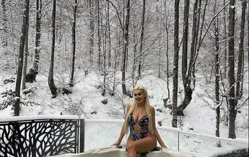 Au milieu de la neige couverte de bikini, la police bien connue du Kosovo est provoquée par Brezovica