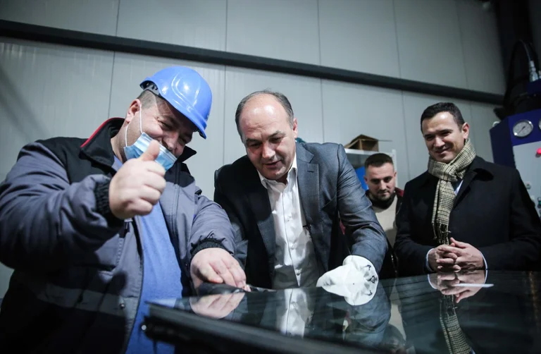 Hoxhaj viziton bizneset në Drenas, premton 500 milionë euro ndihmë direkte për bizneset dhe 300 euro pagë minimale