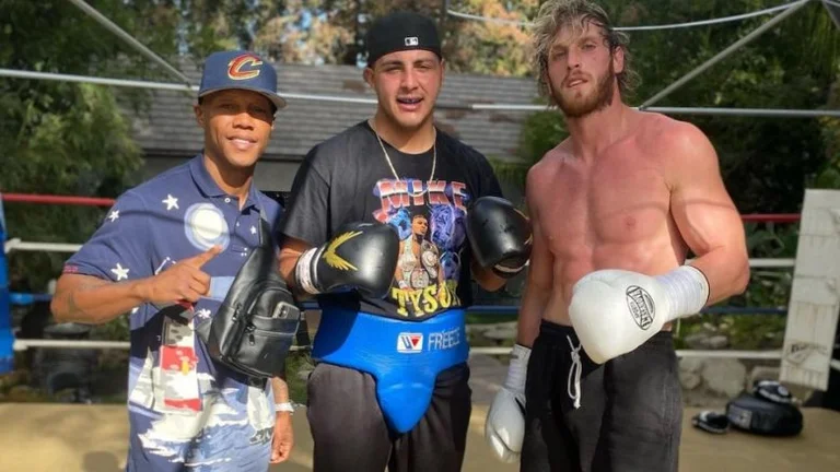 Logan Paul po i dërrmon partnerët e sparringut gjatë përgatitjeve për duelin ndaj Mayweather