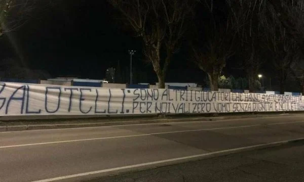 ‘Je pa vlerë dhe pa dinjitet’ – fansat e Brescias nuk lejojnë që Balotelli të parkojë në stadiumin e klubit