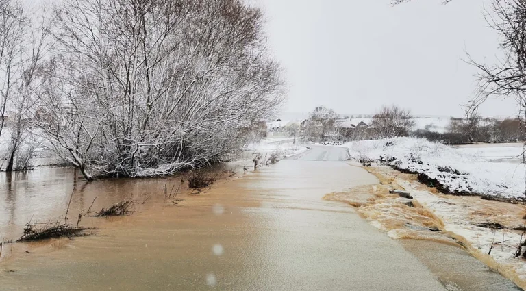 Mirusha përsëri del nga shtrati, vërshohen dy ura