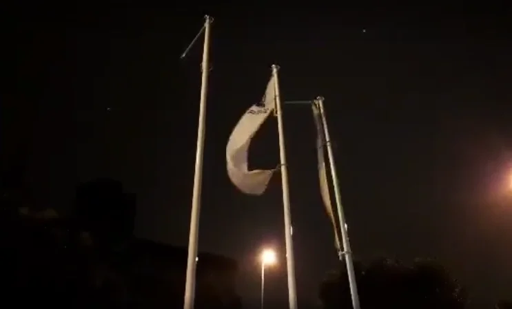 Në Podgoricë flamujt e Kosovës dhe Shqipërisë u dëmtuan nga shiu dhe erërat