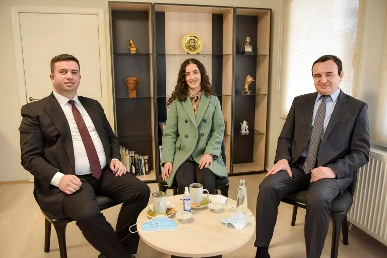 Albin Kurti e prezanton si aderim vajzën e drejtorit të VV-së në Vushtrri