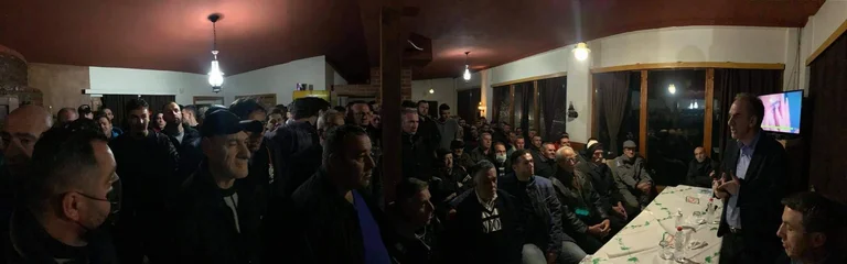 Limaj tejet aktiv në terren, tani lajmërohet nga Vushtrria, salla e mbushur me përkrahes