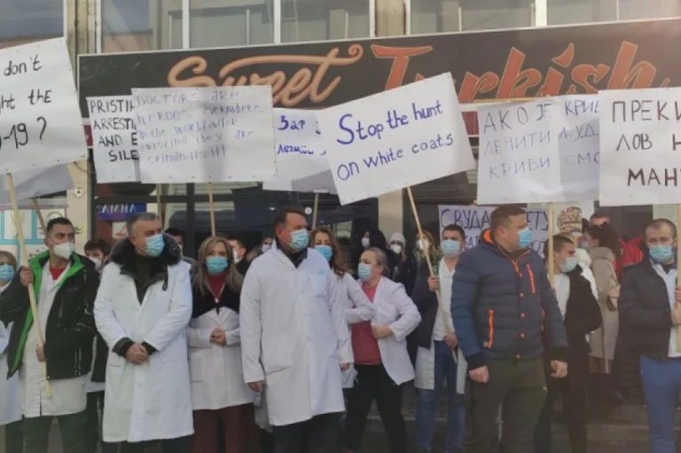 Futja ilegale e vaksinave anti COVID në veri ende po hetohet, personeli mjekësor proteston