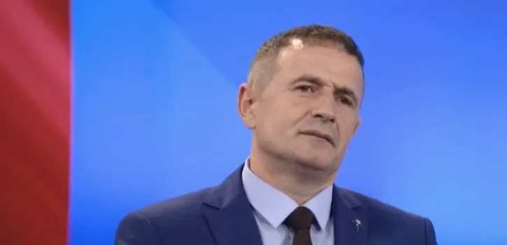 Militanti i VV-së që shkeli qenin flirton ngapak edhe me partitë tjera: Lexoni deklaratën e tij