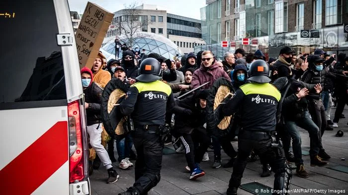 Protestat e dhunshme në Holandë: Kryeministri i dorëhequr i quan “kriminale”