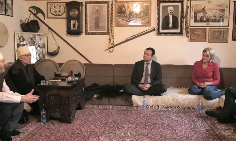 Kurti në Teqe: Iu ligjëron shehëve për Poloninë dhe Estoninë si shembuj të emigracionit (Video)