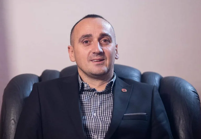 Syla i AAK-së, zëdhënësit të PDK-së: Nuk e di a e ke dorëzu hala lejën e Titos?