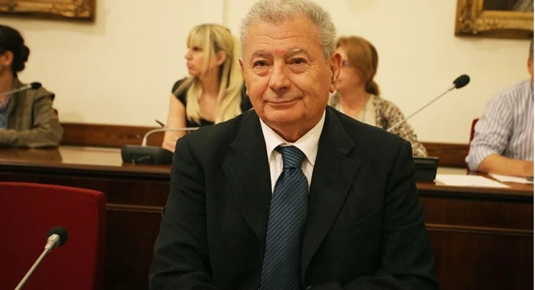 Gjendet i goditur dhe i vdekur në mes të detit, ish-ministri grek