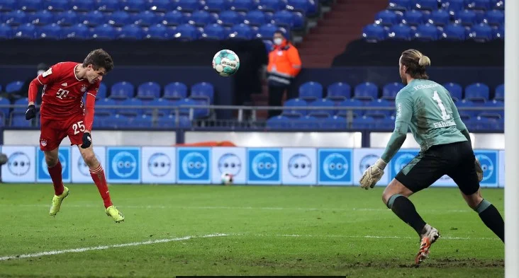 Bayerni mposht Schalken – bavarezët të sigurt në krye të tabelës