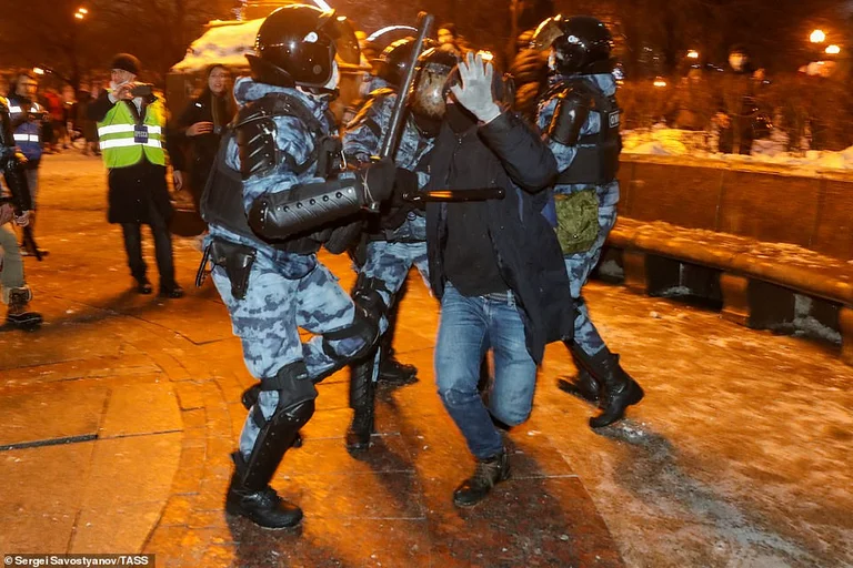 3 mijë të arrestuar në protestën për Navalnyn, mes tyre edhe gruaja e tij
