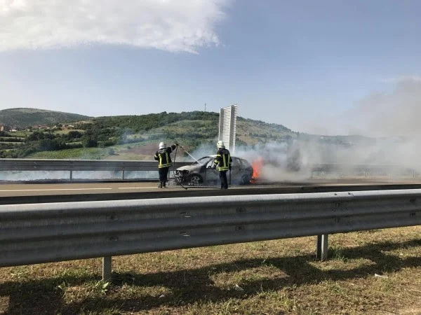 Digjen tri vetura në Malishevë