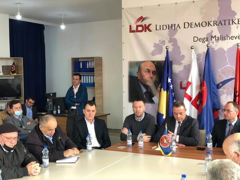 Kandidati i LDK’së për deputet publikon fotografi nga 31 vjetori i themelimit të Degës në Malishevë
