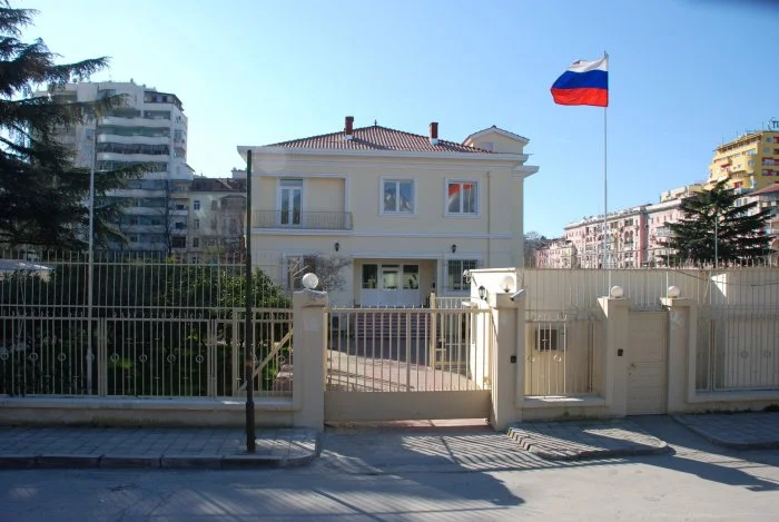 Ambasada ruse në Tiranë i reagon Haradinajt: Ideja e Shqipërisë së madhe provokim, po përparon si ide