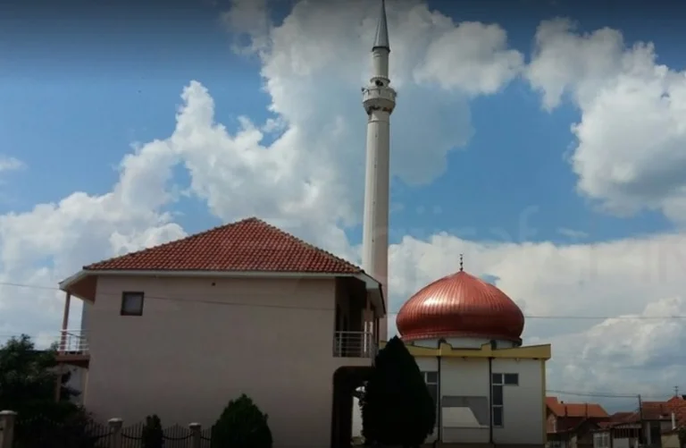 Disa persona në Kamenicë thyejn xhaminë dhe vjedhin arkën e mbushur me para