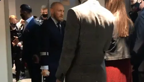 Pas nokautit brutal, McGregor mezi del nga dhoma e zhveshjes, iu desh paterica