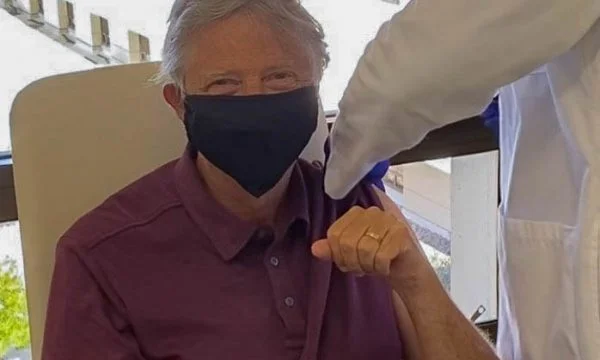 Bill Gates merr dozën e parë të vaksinës kundër COVID-19