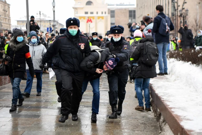 Proteste a Belgrado, alcuni serbi cheer su Liri Navajo, polizia interviene