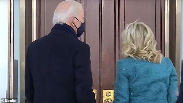 Un imbarazzo, il presidente Biden non può entrare nella Casa Bianca dopo aver trovato la porta chiusa