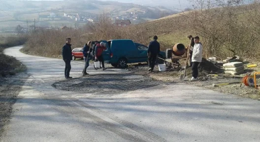 Les habitants de ce village de Gjakova interdisent les rassemblements de toutes les parties