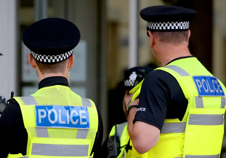 La policía interviene severamente en la boda de 400 invitados en Londres: Fines por aquí.