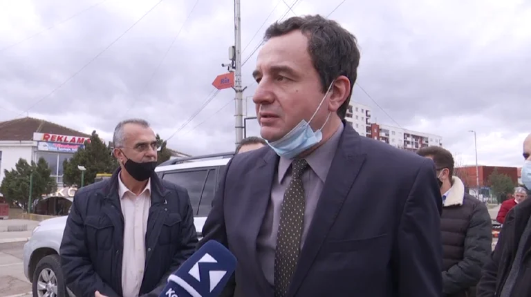 Albin Kurti a Drenas: 14 febbraio di amore, facciamo anche la democrazia