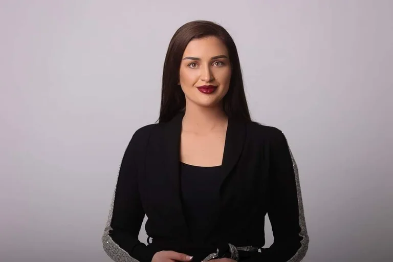 Adelina Grainca, nouvelle entrepreneure qui fait la course pour être députée sur la liste PDK