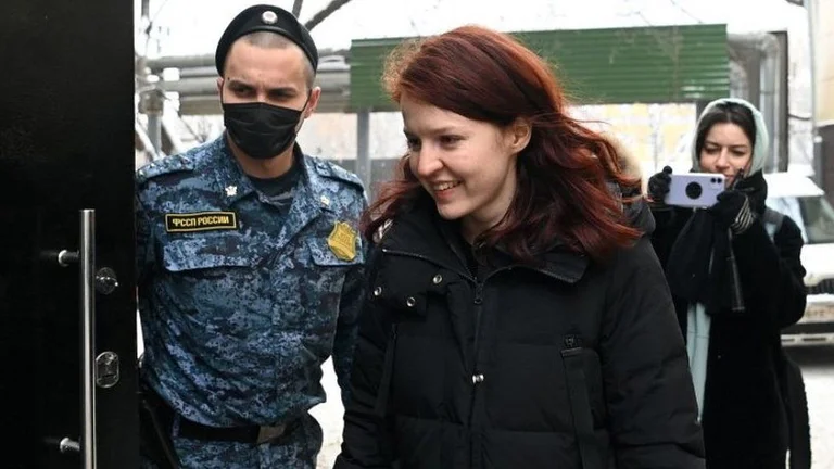 La Russie emprisonne Navajo aide, les manifestations deviennent virales