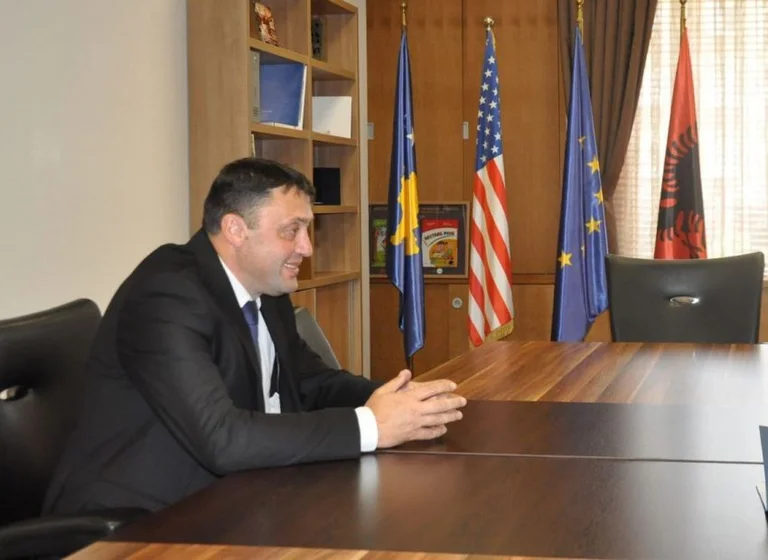 Pritej të testohej për koronavirus, megjithatë ministri Likaj ‘lëshon’ shtetin