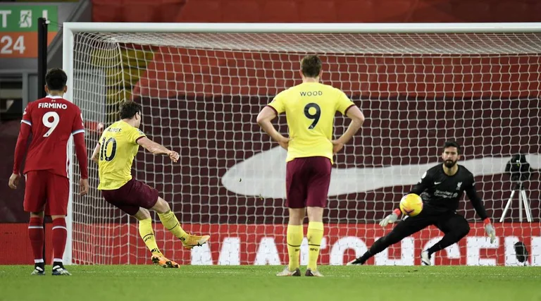 Les stations de Liverpool en Angleterre après plus de deux ans, Burnley se décompose. Rouge