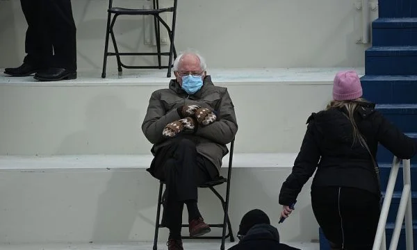 Er lachte über das Kleid auf der Biden Inauguration: Bernie in epischer Reaktion