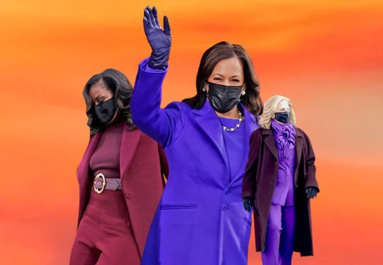 Was bedeutet, dass lila Farbe hat in Michelle Obama, Hillary Clinton und Kamala Harris