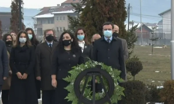 Osman mit Kurt am Grab von Rugova