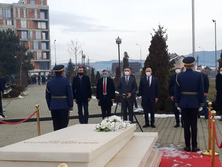 Haradinaj: Tutti grati per il contributo di Rugova alla libertà e all'indipendenza del paese