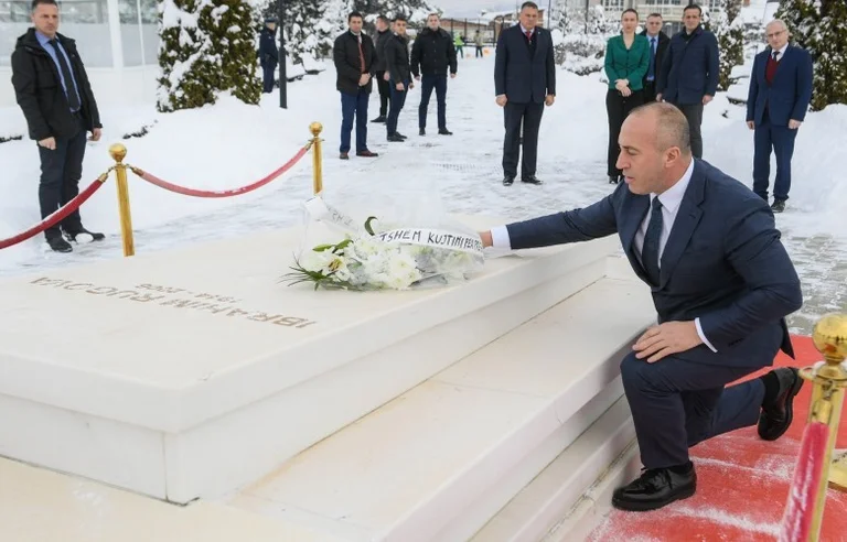 Haradinaj paga i rispetti a Velani nell'anniversario della morte del presidente Ibrahim Rugova