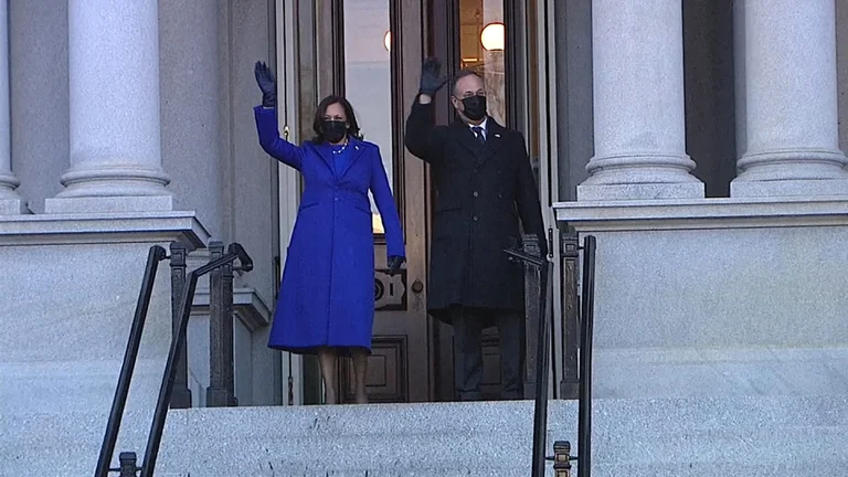 Kamala Harris entra nella Casa Bianca per la prima volta come vice presidente