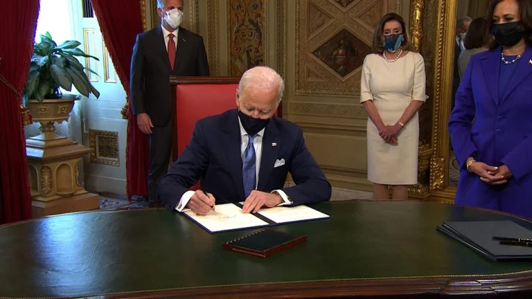 Joe Biden ne perd pas de temps, signe trois accords au Bureau ovale