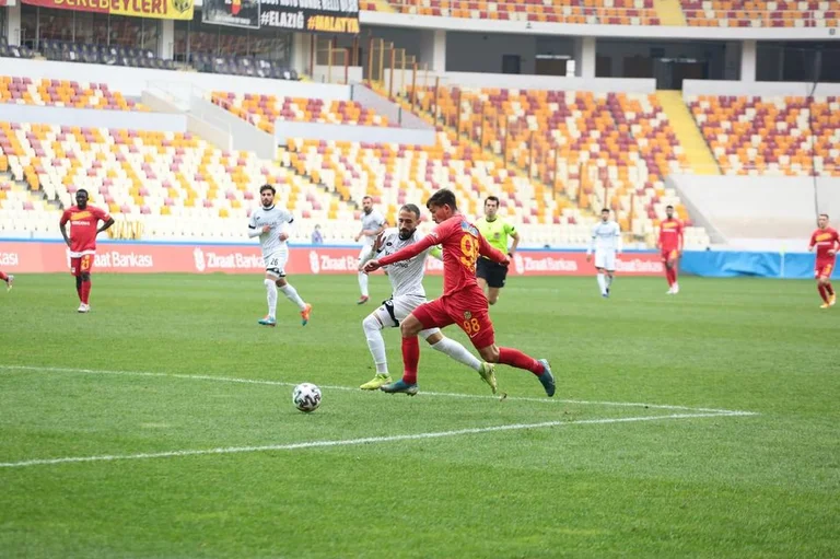 Jethmir Topalli voit une pénalité perdue pour Galatasarayt