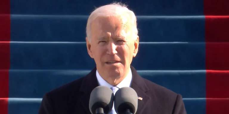 Biden parle émotionnellement des tensions et des divisions aux États-Unis :