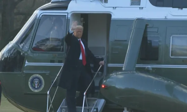 Il momento in cui Trump lascia finalmente la Casa Bianca
