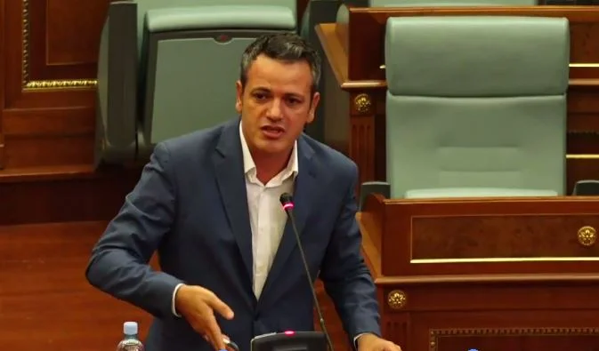 Arben Gashi për Vjosa Osmanin: Është juriste e përgjegjshme, i respekton vendimet e Kushtetueses