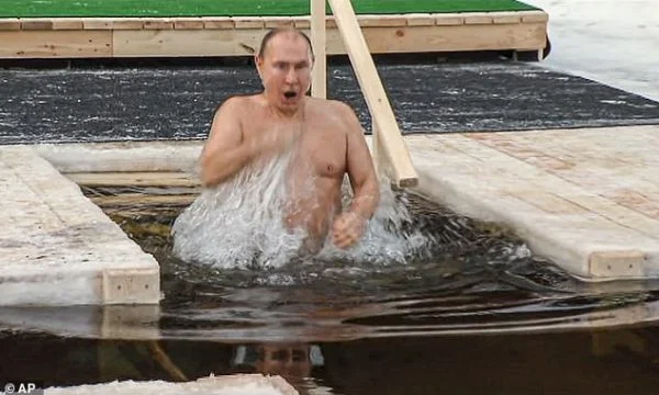 Poutine coule dans l'eau à la température - 17 degrés Celsius