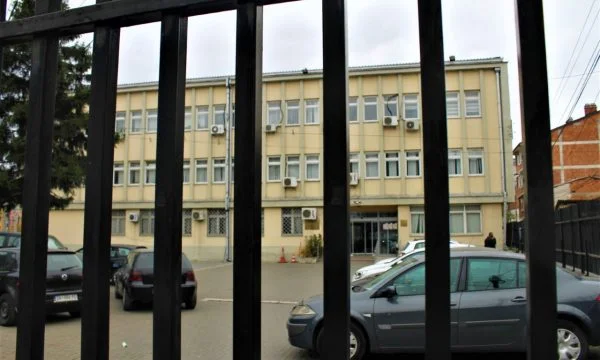 ¿Por qué lavaste el balcón? Prizrenas golpeó a su esposa con cables y puños, luego su madre