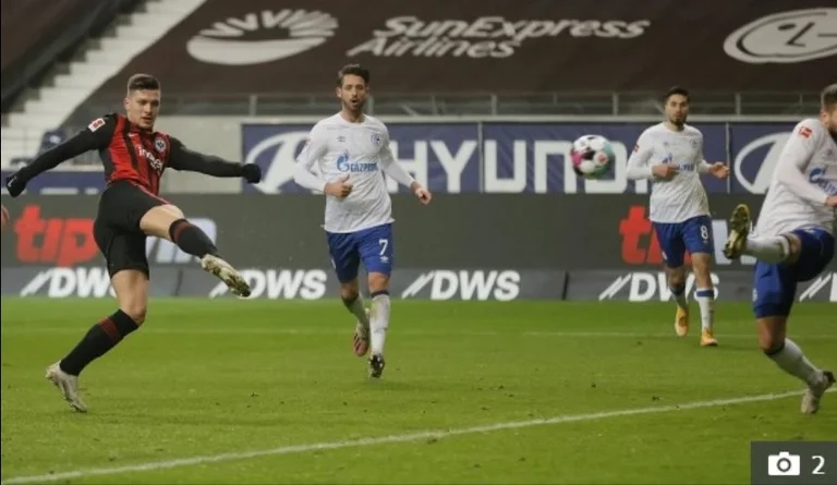 Pendant 28 minutes, il a marqué autant de buts qu'en 32 matchs pour Real: Frankfurt ridicules Kings Luka Jovic