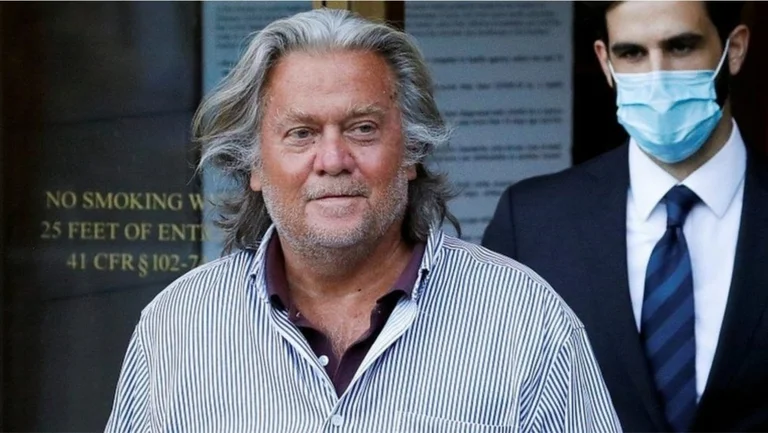 Los últimos minutos de Trump como presidente, perdonó a su maestro Steve Bannon