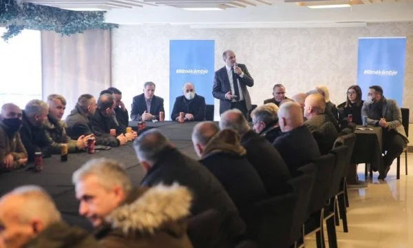 Hoxhaj rencontre des vétérans à Mitrovica, promet des augmentations de pension de 30%